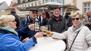 Überall Besucher im lockeren Gespräch und beim Genießen eines Biers oder einer Schorle.