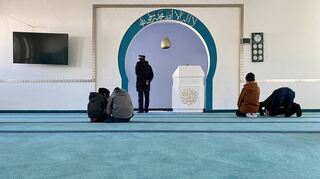 MGebetsraum für die Männer in der Ehsan-Moschee der Ahmadiyya Gemeinde.