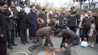Abdullah Wagishauser mit Rosen in der Hand bei der Grundsteinlegung 2008 in der Innstraße.