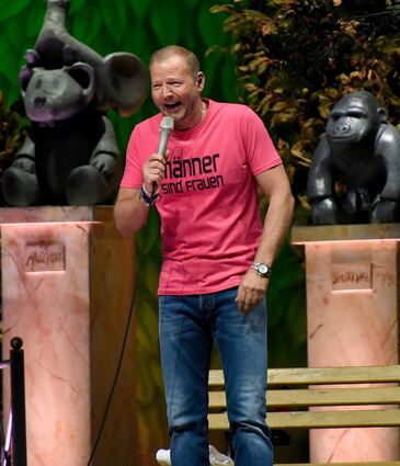 Der Berliner Komiker Mario Barth hat beim 21. Auftritt in der SAP Arena zum 20. Mal vor 10000 Fans gespielt und einen Sold-Out-Award bekommen.