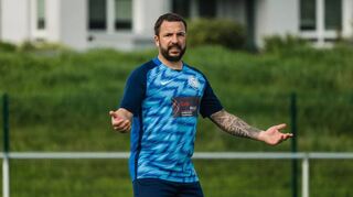 Ratlos: FVB-Spielertrainer Torsten Schnitzer war mit der Einstellung seiner Mannschaft nicht zufrieden.