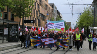 Der Demonstrationszug startete am Gewerkschaftshaus und zog bis zum Marktplatz, wo die Kundgebung stattfand.