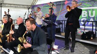 Das Ella und Louis Jazz Orchestra mit (oben v.l.) Matthias Debus (Bass), Oliver Strauch (Schlagzeug), Thomas Siffling, Christian Ehringer (Trompeten) und Thomas Sauter (Posaune). Unten (v.l.): Marcus Armani (Gitarre), Matthias Dörsam, Olaf Schönborn und Sebastian Nagler (Saxofone). Nicht im Bild: Nicolai Daneck (Piano).