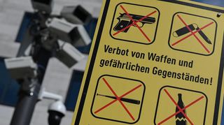 Neben Überwachungskameras weist ein Schild nahe dem Wiesbadener Platz der Deutschen Einheit auf ein Verbot von Waffen und gefährlichen Gegenständen hin.