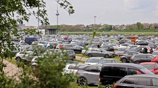 Der Großparkplatz neben dem Flugplatz, der für Maimarkt und Bundesgartenschau genutzt wird, war zeitweise voll belegt.