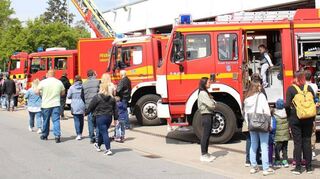Kinder und Erwachsene werfen am Gerätehaus in der Robert-Bosch-Straße einen Blick in die Einsatzfahrzeuge der Freiwilligen Feuerwehr.