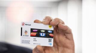 Mit einem Ticket wie diesem (gehalten von Rolf Erfurt, Vorstand Betrieb der Berliner Verkehrsbetriebe) kann man überall den Nahverkehr nutzen.