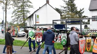 Auf der Blumenau packen alle mit an – wie bei der Maibaumaufstellung der Sängerrose.