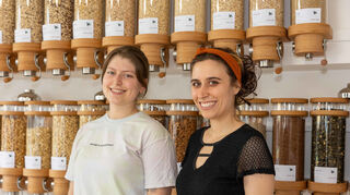 „Sind noch in den Kinderschuhen“: Darlene Podhajsky (l.) und Bianca Kollinger in ihrem Grünkern Unverpackt-Laden auf dem Mannheimer Lindenhof.