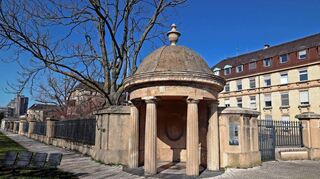 Frontseite des Mannheimer Klinikums am Neckar. In diesem und im nächsten Jahr wird erneut ein Minus von zusammen 127 Millionen Euro erwartet.