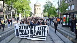 Die Demonstrierenden ziehen durch Mannheim.