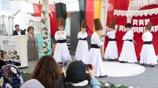 Die Gruppe Mevlevi tritt zum 40-jährigen Bestehen der Eyüp-Sultan-Moschee auf.