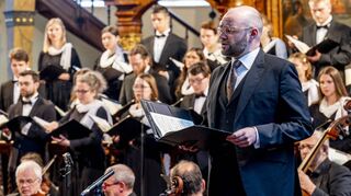 Die Evangelische Jugendkantorei der Pfalz bietet unter der Leitung von Landeskirchenmusikdirektor Jochen Steuerwald zusammen mit dem Dresdner Barockorchester und vier Solisten in der Dreifaltigkeitskirche Speyer das Konzert „Dresdner Barock“ mit den Stücken „Missa Omnium Sanctorum“ von Jan Dismas Zelenka und „Magnificat F-Dur“ von Johann David Heinichen. Hier Tenor Florian Sievers in Action.