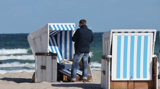 Noch ist es leer am Ostseebad Warnemünde. Im Sommer dürfte es voll werden, denn das Reiseziel ist bei den Deutschen besonders beliebt.