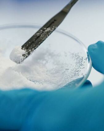 Eine Glasschale mit Lithiumchlorid im Labor von Vulcan.