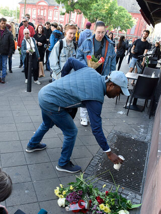 An jener Stelle, an der das Opfer vor einem Jahr gewaltsam am Boden gehalten wurde, legten Menschen erneut Blumen und Kerzen nieder.