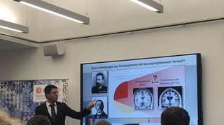 Was ist da eigentlich los im Hirn? In einem Kurzvortrag erklärte KI-Forscher Nikolaos Koutsouleris welche Potenziale bei KI in der Psychiatrie liegen.
