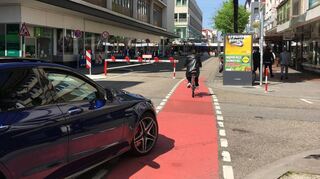 Für diese Woche ist als letzter Teil des Verkehrsversuch-Abbaus die Öffnung der Schranke in der Fressgasse angekündigt. Am Mittwochmittag war sie aber noch zu.