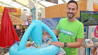 Zwei, die nichts so schnell aus der Fassung bringt: Erfinder Michael Glowacki und sein „Airboom“-Sonnenschutzständer.