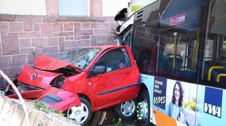 Der Bus krachte in die Hauswand.