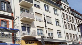 Drei Grillrestaurants nebeneinander am Marktplatz in G1: Im ehemaligen Istanbul (von links) ist der Grill abgebaut, zum Angus Grill läuft ein Normenkontrollverfahren, und das Restaurant Meydan genießt den bestehenden Bestandsschutz.