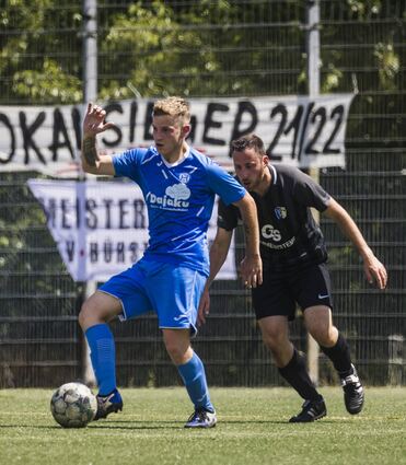 Mit 13 Treffern ist Patrick Schüßler (l.) erfolgreichster Stürmer des FV Hofheim. „Patrick ist sehr trainingsfleißig, schnell und hat einen guten Abschluss“, beschreibt Spielertrainer Maximilian von Dungen die Stärken seines Torjägers.