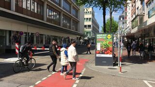 Der Verkehrsversuch in der Innenstadt ist seit März offiziell beendet. Die Schranke in der Fressgasse war am Mittwochmittag aber noch geschlossen.