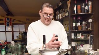 Vor elf Jahren übernahm Jürgen Kasper als Pächter das Bistro El El am Edinger Messplatz. Ende Mai schließt die Kneipe. Deshalb gibt es am Samstag, 6. Mai, einen Abschiedsabend mit Live-Musik von Bands und Musikern.
