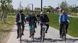 Unterwegs auf dem RS 15: Oberbürgermeister Kurz, Bürgermeisterin Pretzell, Verkehrsminister Hermann und Buga-Geschäftsführer Schnellbach.
