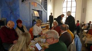 Käse, Wein und Musik gibt es auf der Empore der Domkirche.