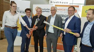 Kooperation: Martina Wilde und Piero Irrera von der Deutschen GigaNetz, Rathauschef Störmer sowie Carsten Hoffmann, Frank Kaus und Andreas Ehret von der GGEW.