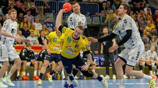 Bester Löwe: Lukas Nilsson setzt sich gegen die Kieler Hendrik Pekeler (r.) und Domagoj Duvnjak durch.