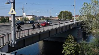 Die Kurpfalzbrücke verbindet in Mannheim die Neckarstadt mit der Innenstadt.