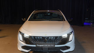 mid Bochum - Die drei Krallenkratzer befinden sich im Lichtdesign der LED-Scheinwerfer des gelifteten Peugeot 508.
