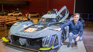 mid Bochum - mid-Chefredakteur Lars Wallerang neben dem Drei-Krallen-Hypercar von Peugeot Sport.
