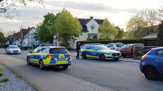 Polizeieinsatz am Aldi-Markt: Bei dem Angriff eines 21-Jährigen, der aus Sierra Leone stammt, wurden vor gut einer Woche zwei Beamte erheblich verletzt.