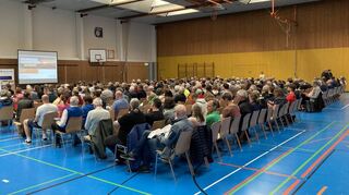 Vor Beginn der Veranstaltung müssen weitere Stühle dazugestellt werden. Der Ausbau des Glasfaserkabel-Netzes interessiert in Schriesheim viele.