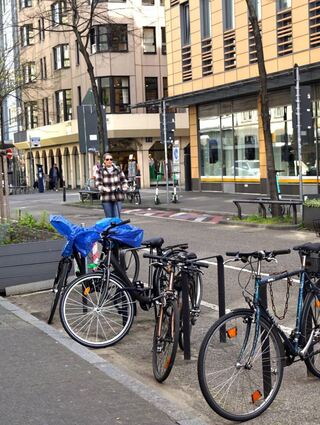 Der Rückbau der Maßnahme soll bis Mitte Mai 2023 abgeschlossen sein: Die Schranken werden entfernt, Fahrradbügel und Lieferzonen bleiben.