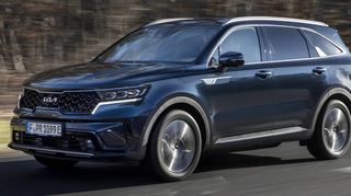 Obwohl der Sorento in der vierten Generation nur einen Zentimeter gewachsen ist, erscheint er deutlich länger. Der um 35 Millimeter größere Radstand schafft mehr Platz im Innenraum.