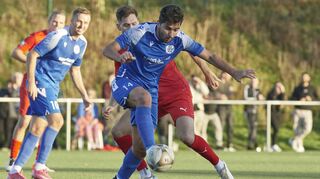 Cihad Ilhan (vorn) trifft mit Heddesheim auf alte Weggefährten. In der Vorrunde trennten sich die Fortunen und der VfR Mannheim mit 1:1