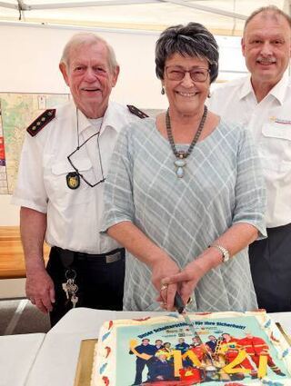 Karl F. Mayer (l.), Ehrenmitglied Stefanie Goschmann und Thomas Schmitt.