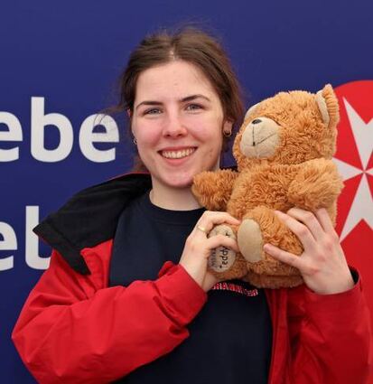 Jana Wunderlich mit dem 20 Jahre alten Plüschtier.