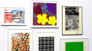 Blick in die Ludwigshafener Ausstellung – mit Siebdrucken von Andy Warhol, Timm Ulrichs und David A. J. Miller.