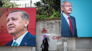 Wahlplakate in Istanbul zeigen Amtsinhaber Recep Tayyip Erdogan (l.) und CHP-Chef Kemal Kilicdaroglu.