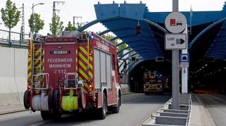 Der Fahrlachtunnel – hier bei der Brandrauchübung – wurde jetzt für den Betrieb notertüchtigt, muss aber noch generalsaniert werden.