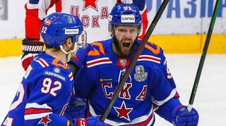 Erfolgsverwöhnt: Adler-Zugang Linden Vey (re.), hier im Trikot von SKA St. Petersburg, unterschrieb in Mannheim für die kommende Saison.