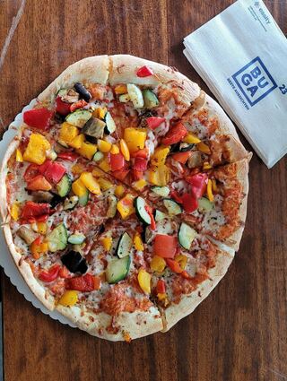 Pizza aus der Streetfood Kitchen in der U-Halle.