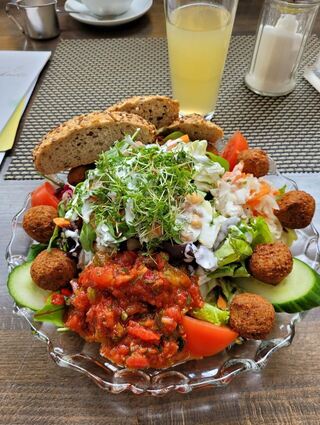 Falafel-Bowl aus dem Café Pflanzenschauhaus.