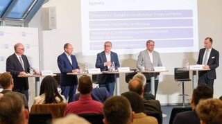 V.l.: IHK-Präsident Manfred Schnabel, Christian Specht (CDU), Thorsten Riehle (SPD), Raymond Fojkar (Grüne) und IHK-Hauptgeschäftsführer Axel Nitschke.