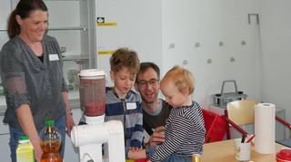 Hier entstehen Smoothies: Sonderschullehrerin Barbara Wahl (v.l.), Jannis, Papa Thorben Kröger und Luan in der Küche der Schloss-Schule.